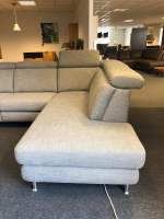Carina - Ecksofa Modell 1073 Stoff Picasso Stone Metallfüße Aluminium Rund Glänzend mit Verstellfunktionen - 10