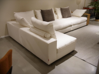 ecksofas-flexform-sofa-groundpiece-stoff-ernest-n340-extra-weiss-mit-lederablage-braun-metallgestell-6