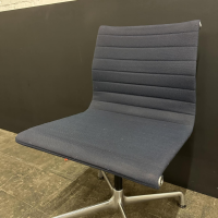 einzelstuehle-vitra-stuhl-aluminium-chair-ea101-bezug-hopsak-dunkelblau-gestell-aluminum-verchromt-5