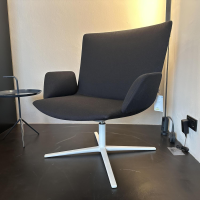 Desalto - Armlehnsessel Calum Comfort Stoff Kvadrat Messenger T98 Nero Schwarz Gestell Metall B62 Weiß Matt - 3