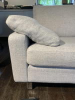 COR - Sofa Conseta Stoff 93 Lichtgrau Kufen Chrom mit 2 Armlehnkissen und Kopfstütze - 4
