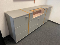 MCA Furniture - Sideboard Sevilla Lack Arktis Grau Holzspange Eiche Furniert Parsolglas Grau Metallgriffe Nickel Matt Inkl. Beleuchtung - 3
