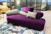 2-sitzer-sofas-bruehl-sofa-mosspink-stoff-4473-0087-violett-mit-kissen-stoff-4476-0095-hellgrau-4