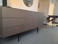 Piure - Sideboard Nex Oberfläche Glas Gewellt GW92 Copper M39 Kupfer Braun Gestell P43 Coal Schwarz - 9