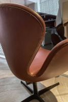 Fritz Hansen - Sessel Swan Leder Grace Chestnut Braun 4 Fuß Kreuzgestell Schwarz Drehbar - 3