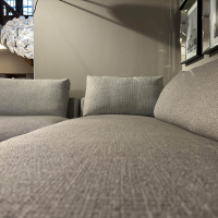 Violetta - Ecksofa Vesna Stoff M107 22 Lichtgrau Mit Verdeckten Gleitern Inklusive 4 Rückenkissen Mit Rollen - 11