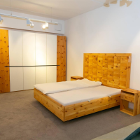 ganze-schlafzimmer-anrei-komplettes-schlafzimmer-zirbenholz-mit-doppelbett-inklusive-matratzen-2
