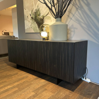 Kettnaker - Sideboard Soma Front Relief Maron Braun Abdeckplatte Alu Bronzehell Wangengestell Schwarz - 3