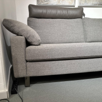 COR - Sofa Conseta Stoff 8079 Taupe Grau Metallkufe Schwarzchrom Inklusive Armkissen Und Kopfstütze Comfort - 5
