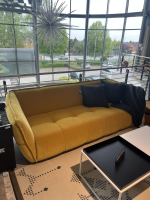 Raum.Freunde - Sofa Hedda Stoff Velvet 16 Yellow Gelb Füße Kunststoff Schwarz - 9