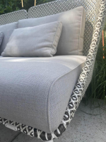DEDON - Gartensofa Mbarq Geflecht Pepper Schwarz Weiß Gestell Lipari Weiß Inklusive Kissenset Warmgrey Grau - 4