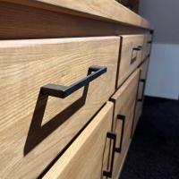 Natura - Sideboard Farmingdale Oberfläche Natur Eiche Geölt Griffe Metall Schwarz - 7