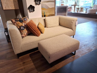 freistil Rolf Benz - Sofa K SOB 160 202 Stoff 7463 Kieselgrau Grau Stahlkufe Tiefschwarz Mit Hocker Und Kissen - 4