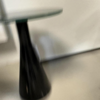 IP Design - Beistelltisch Roxy Fuß Holz Lackiert Tiefschwarz RAL 9005 Platte Glas Lackiert Flaschengrün - 3