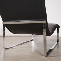 daybeds-recamieren-b-b-italia-chaiselounge-mit-kopfstuetze-landscape-leder-kora-black-gestell