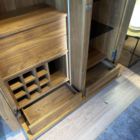 Riva1920 - Schrank Cambus Evo Nussbaum Geölt Türen Rauchglas Bronziert Mit Beleuchtung Und Touch Sensor - 9