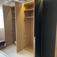 Voglauer - Schlafzimmer V-PUR Mit Kleiderschrank Bett Und Nachttischen Eiche Altholz Loden Basaltgrau Frontglas Anthrazit - 2