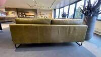 2-sitzer-sofas-tommy-m-sofa-l-tiffany-leder-19043-olive-gruen-mit-rolle-und-kissen-095-01-73742-2