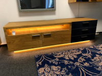 Schröder Franz - Wohnwand Kitzalm Solid Plus K050 Kernasteiche Natur Furniert Gebürstet Akzentglas Schiefer Grau Inklusive Beleuchtung - 9