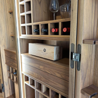 Riva1920 - Schrank Cambusa Wine Nussbaum Massiv Geölt Akzent Eisen Irondust Lackiert Mit LED Beleuchtung - 12