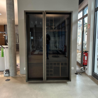 Riva1920 - Weinkofferschrank Cambusa Nussbaum Massiv Front Rauchglas Rahmen Eisen Mit LED Beleuchtung - 3