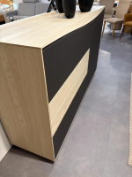 Anrei - Puro Wave Highboard W40 Esche Massiv Gebeizt Weiß Geölt Tür Farbglas Satiniert Zartbitter Schwarz - 3