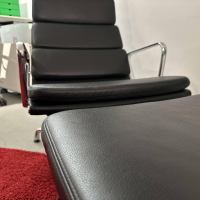 Vitra - Sessel Soft Pad EA 222 Leder L40 66 Schwarz Gestell Sternfuß Metall Verchromt Inklusive Hocker - 3