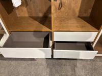 Rietberger Möbelwerke - Kleiderschrank Silea Korpus Asteiche Bourbon Furniert Front Und Rahmen Brillantgrau Matt - 4