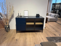 Novamobili - Sideboard Belt 1350 353 Blu Notte Matt Dunkellau Glas Gerippt Füße Brüniert Oxidiert Inklusive Beleuchtung - 3