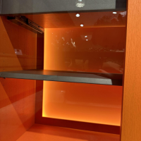 vitrinen-highboards-form-exclusiv-vitrine-hampton-holz-eiche-pantone-orange-tueren-mit-klarglas-4