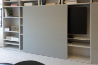 wohnwaende-tv-lowboards-interluebke-regalwand-studimo-lack-greige-08-mattglas-optiwhite-352-42-89259-6
