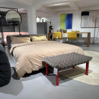 Ligne Roset - Bett Ruché Stoff Harald 3 Chamois 242 Grau Gestell Buche Massiv Rot Ohne Matratze Ohne Lattenrost Inklusive Hocker - 2