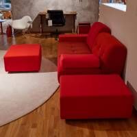 2-sitzer-sofas-vitra-sofa-mit-ottoman-polder-stoffmix-01-rot-mit-2-hockern-066-01-20660-6
