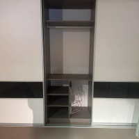 Raumplus - Schiebetürenschrank Front Weiß Matt Strukturiert Korpus Grau Mit Hochwertiger Inneneinteilung - 11