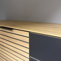 Wöstmann - Sideboard Solana Wildeiche Massiv Soft Gebürstet Front Mattglas Sockel Carbonfarbig Anthrazit - 4