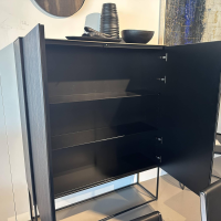 Kettnaker - Highboard Soma Front Relief Maron Braun Korpus Lack Schwarz Abdeckplatte Fenix Schwarz Gestell Schwarz - 5