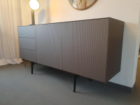 Piure - Sideboard Nex Oberfläche Glas Gewellt GW92 Copper M39 Kupfer Braun Gestell P43 Coal Schwarz - 3