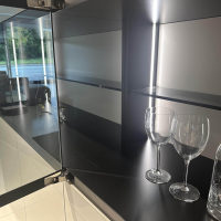 Kettnaker - Vitrine Soma Türen Grauglas Schwarz Korpus Lack Steingrau Grau - 2
