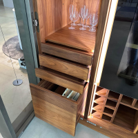 Riva1920 - Weinkofferschrank Cambusa Nussbaum Massiv Front Rauchglas Rahmen Eisen Mit LED Beleuchtung - 7