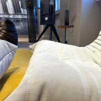 Ligne Roset - Sessel Togo Stoff Alcantara Pearl Y478 Grau Beige Inklusive Hocker - 3