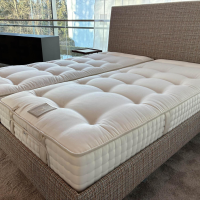 Schramm - Doppelbett Origins Stoff Romo Arlo Flamingo 7929 01 Braun Orange Füße Eiche Wengefarbig Gebeizt Inklusive Matratzen - 8