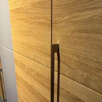 Team 7 - Drehtürenschrank Lunetto Eiche Naturöl Farbglas Taupe Matt Griffstange Kubisch - 3