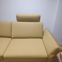2-sitzer-sofas-wolkenweich-sofa-sirio-stoff-arco-schurwolle-kiwi-gruen-gelb-holzkufen-eiche-geoelt