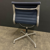 einzelstuehle-vitra-stuhl-aluminium-chair-ea101-bezug-hopsak-dunkelblau-gestell-aluminum-verchromt