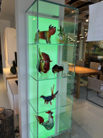 Dreieck - Vitrine Solus Glas Optiwhite Klar Füße Edelstahl Mit LED Beleuchtung - 4