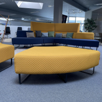 3-sitzer-sofas-haworth-modulares-loungesystem-riverbend-stoffkollektion-big-arrow-darf-blue-und-gold-8