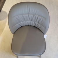 einzelstuehle-rolf-benz-stuhl-noa-690-rolf-benz-leder-36-mittel-quarzgrau-fuesse-umbragrau-lackiert-3