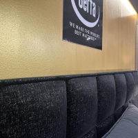 Eigene Herstellung - MARKE SERTA // Boxspringbett Luxury Magnum Grande Stoff Schwarz Gold Manyas Z3 Inkl. Nachtkonsolen - 7