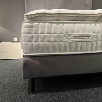 Treca Interiors - Bett Tournelle Stoff C Gasparde Grau Beige Füße Metall Schwarz Inklusive Matratzen Und Topper - 9
