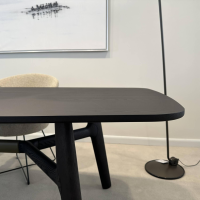 Poliform - Esstisch Curve Holz Ulme Schwarz mit Traverse in Kernleder Oliva - 6